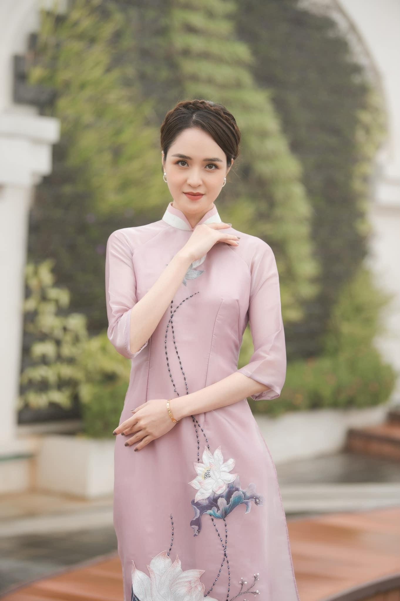 Á hậu Hoàng Anh khoe nhan sắc xinh đẹp, dịu dàng với áo dài hoạ tiết hoa đẹp mắt. Á hậu Hoàng Anh khoe nhan sắc xinh đẹp, dịu dàng với áo dài hoạ tiết hoa đẹp mắt.