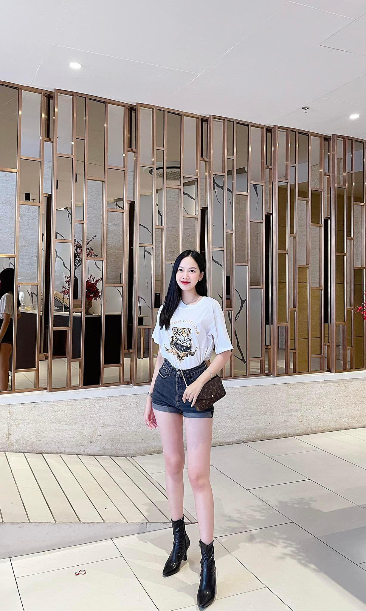 Người đẹp top 5 HHVN 2020 Phương Quỳnh khoe đôi chân dài miên man vô cùng quyến rũ. Người đẹp top 5 HHVN 2020 Phương Quỳnh khoe đôi chân dài miên man vô cùng quyến rũ.