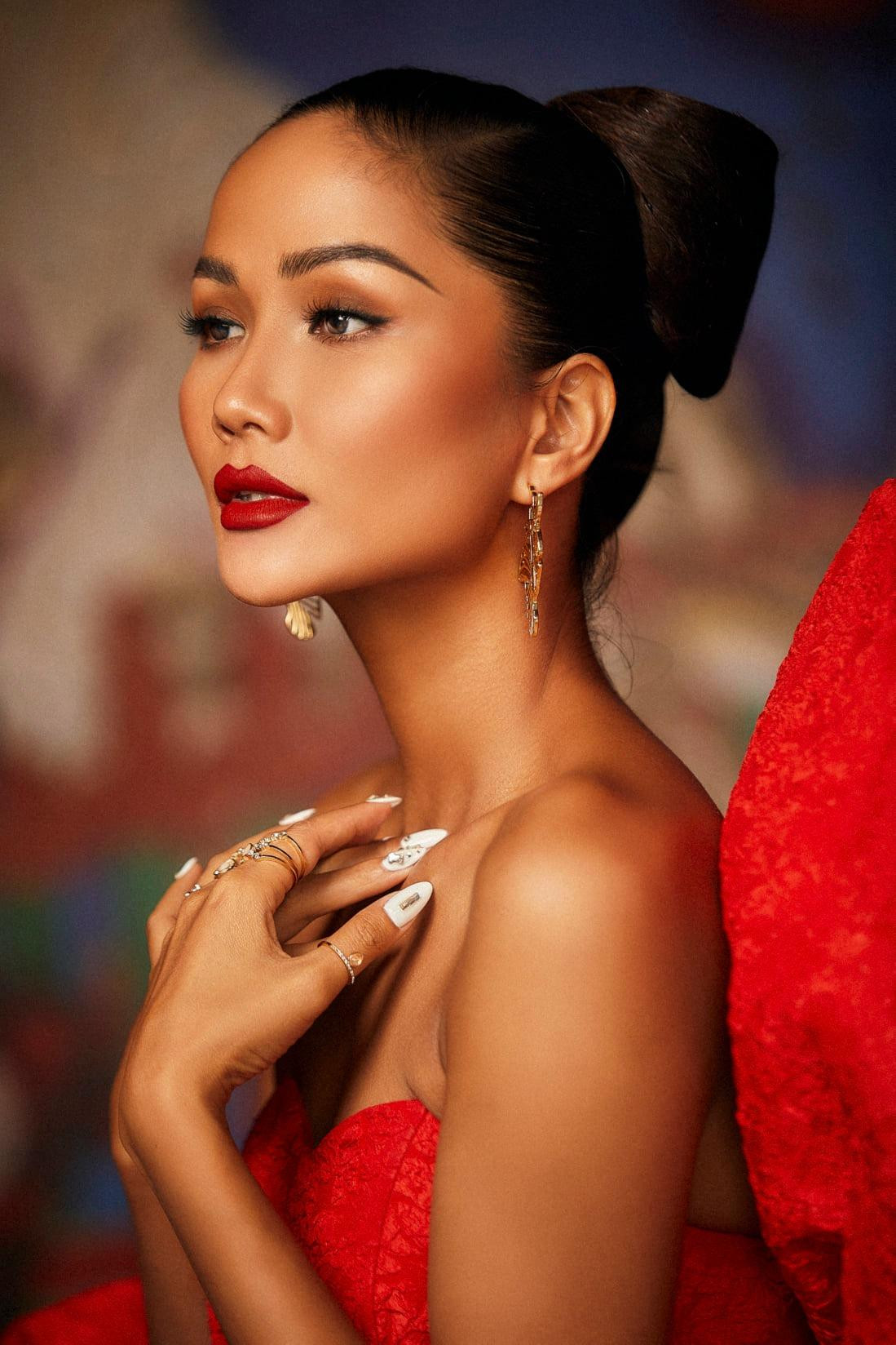 Nhan sắc kiêu sa, xinh đẹp của H'Hen Niê luôn khiến các fans phải trầm trồ.