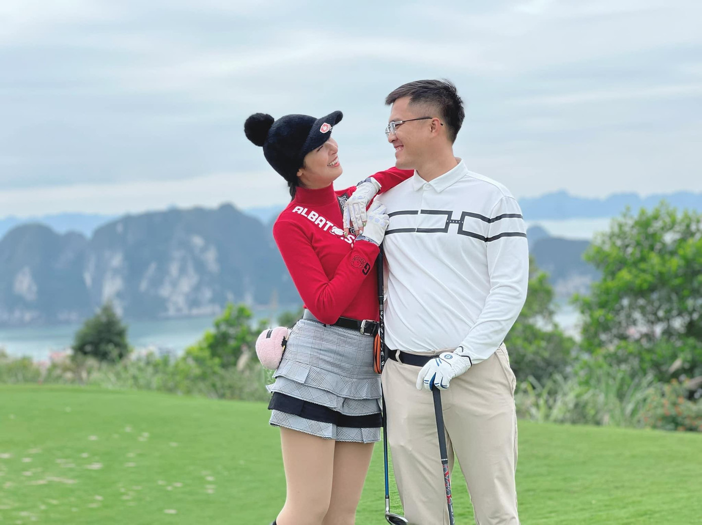 Hoa hậu Ngọc Hân tình tứ bên ông xã trên sân golf trong ngày mùng 3 Tết. Hoa hậu Ngọc Hân tình tứ bên ông xã trên sân golf trong ngày mùng 3 Tết.