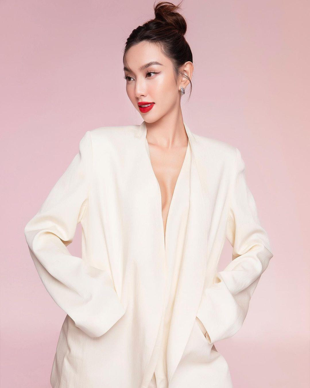 Hoa hậu Thuỳ Tiên xuất hiện cực kỳ ấn tượng và quyến rũ trong bộ ảnh đầu năm mới. Người đẹp diện bộ suit màu trắng với những đường cắt xẻ táo bạo, sexy. Hoa hậu Thuỳ Tiên xuất hiện cực kỳ ấn tượng và quyến rũ trong bộ ảnh đầu năm mới. Người đẹp diện bộ suit màu trắng với những đường cắt xẻ táo bạo, sexy.