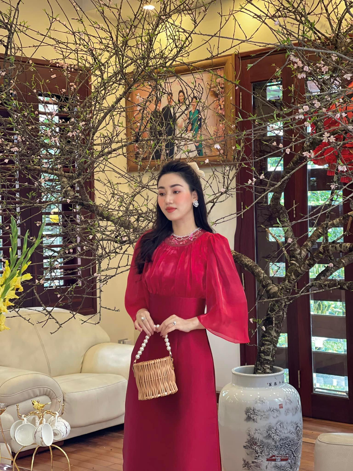 Á hậu Trà My chọn áo dài gam màu đỏ rực đầy tinh tế.