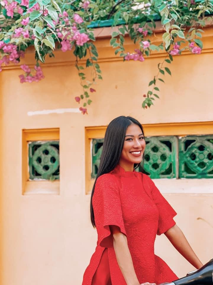 Á hậu Kim Duyên diện áo dài cách tân tông màu đỏ rực trong ngày mùng 3 Tết. Á hậu Kim Duyên diện áo dài cách tân tông màu đỏ rực trong ngày mùng 3 Tết.