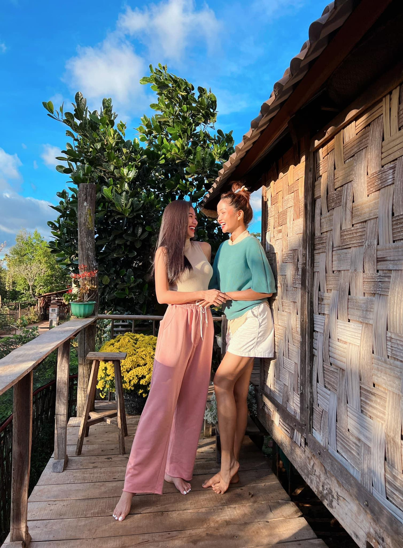 Á hậu Kim Duyên lên thăm nhà Hoa hậu H'Hen Niê trong dịp đầu năm mới.