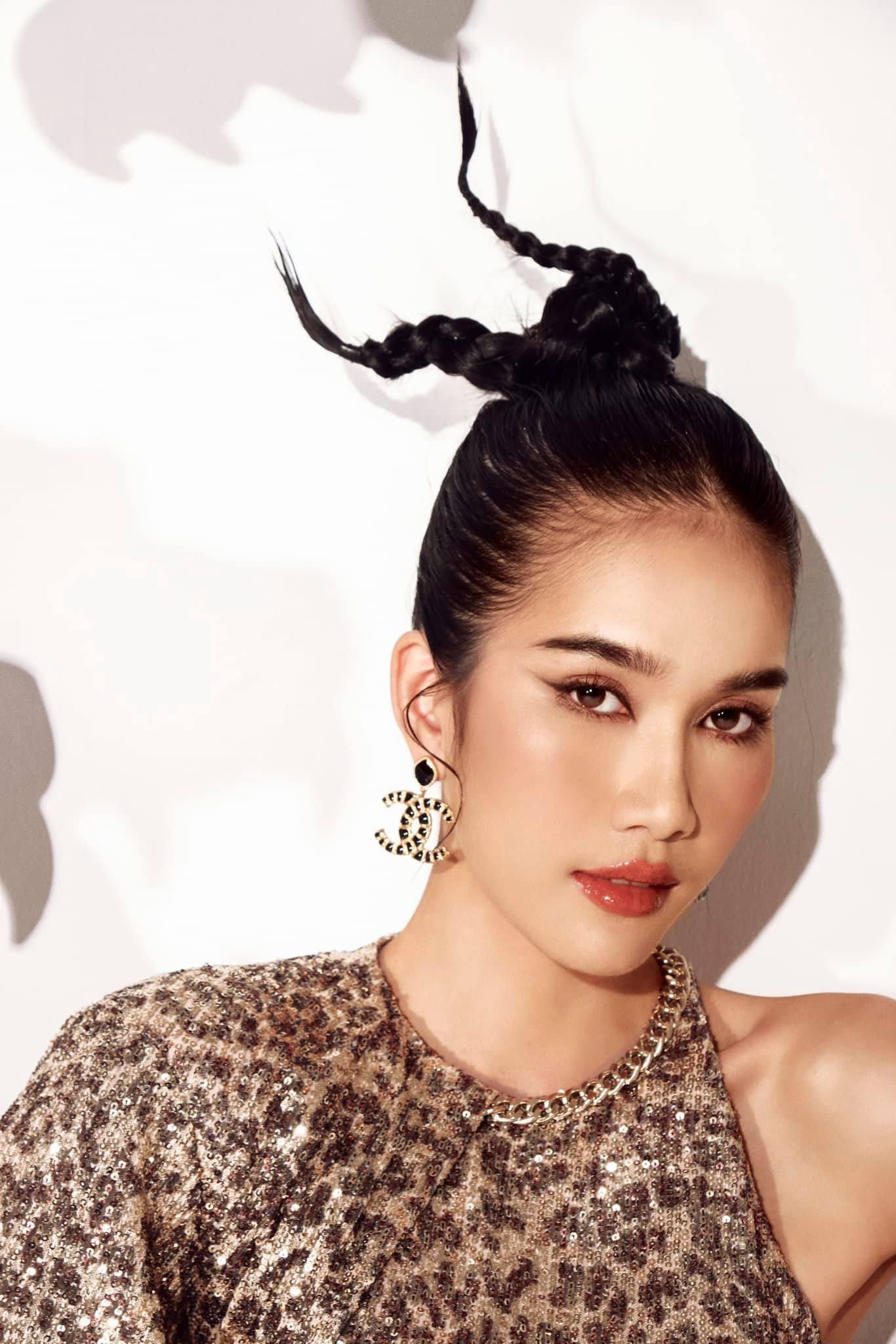 Phương Anh được biết đến là một nàng hậu có trình độ học vấn 'khủng' và năng khiếu ngoại ngữ cực 'đỉnh'.