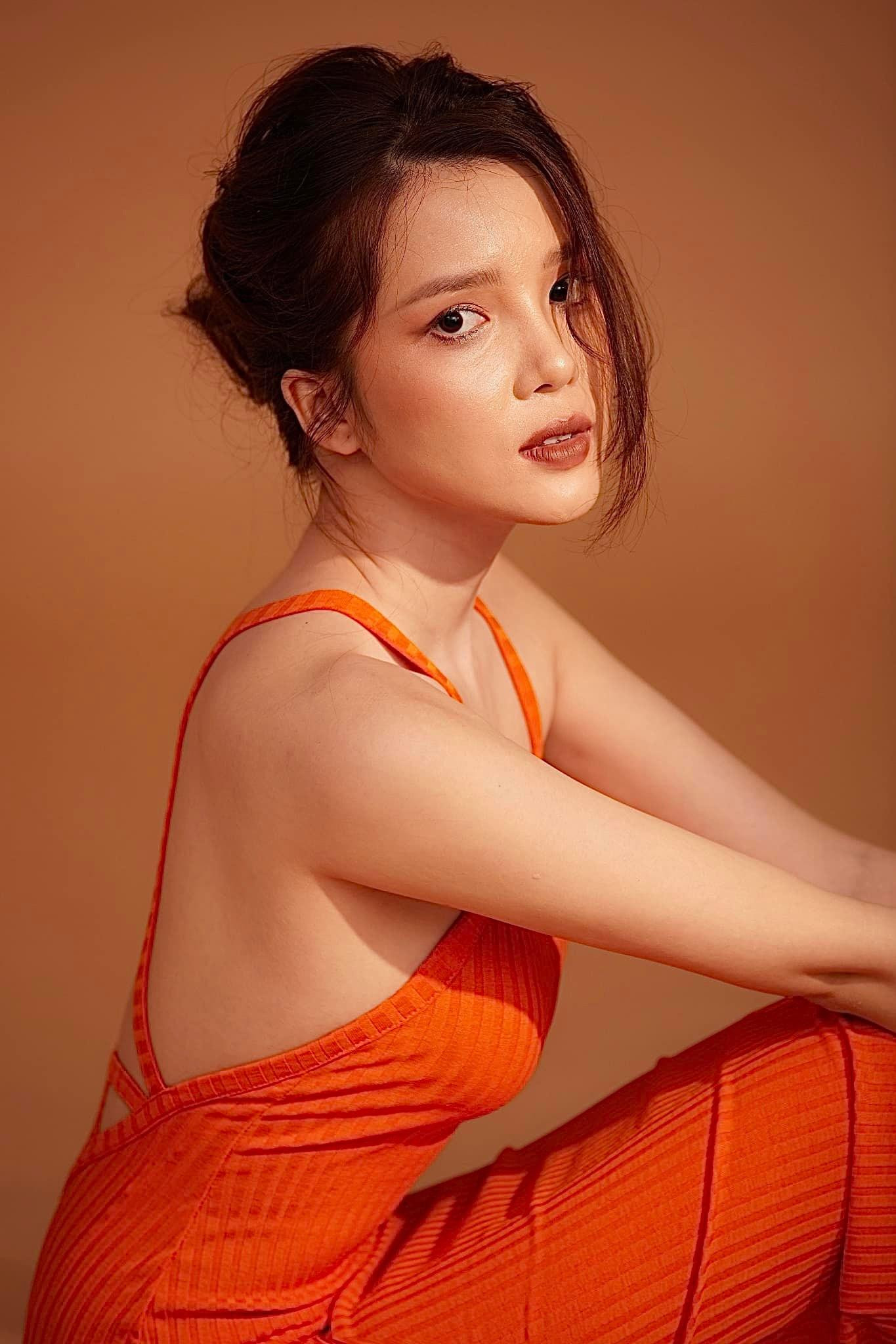 Hoa khôi Cần Thơ Thuý Vi diện váy yếm khoe vòng một quyến rũ. Hoa khôi Cần Thơ Thuý Vi diện váy yếm khoe vòng một quyến rũ.