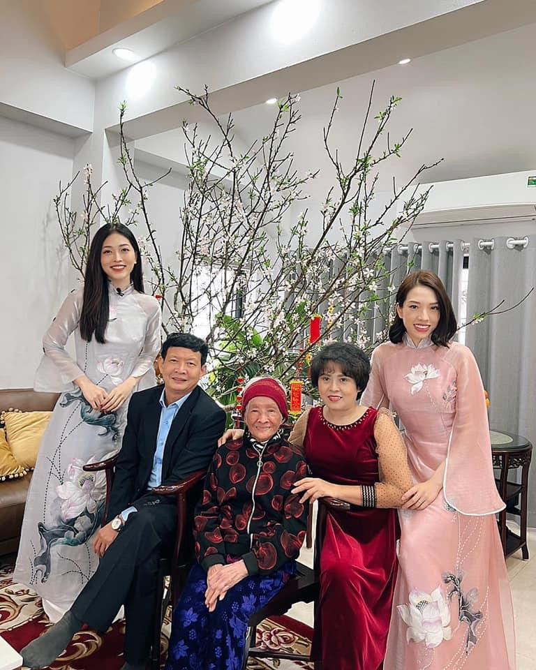 Á hậu Phương Nga diện áo dài nền nã bên gia đình ngày đầu năm.