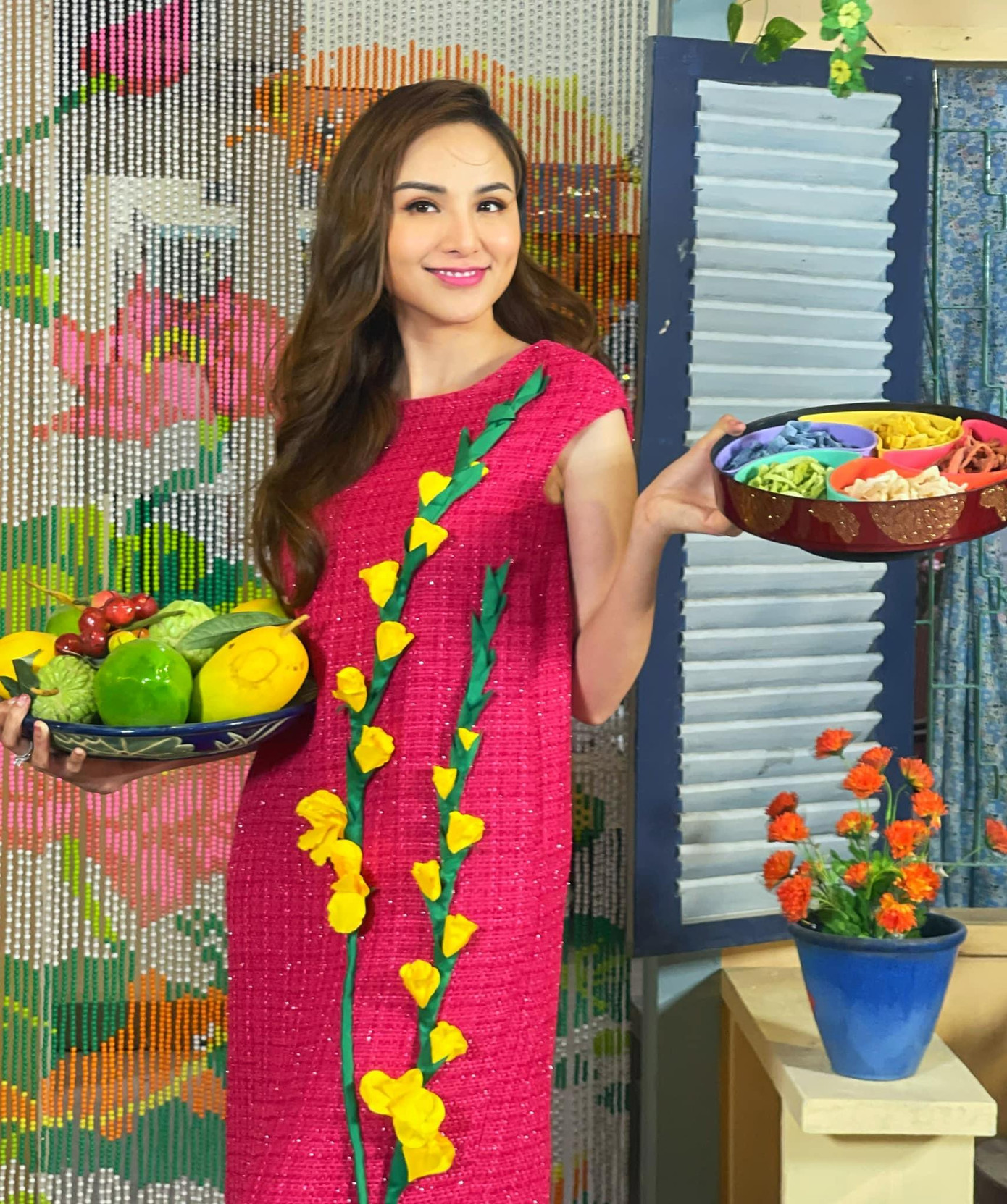 Hoa hậu Diễm Hương rực rỡ, tươi trẻ trong ngày mùng 1 đầu năm với bộ váy mang chủ đề hoa cỏ mùa Xuân.