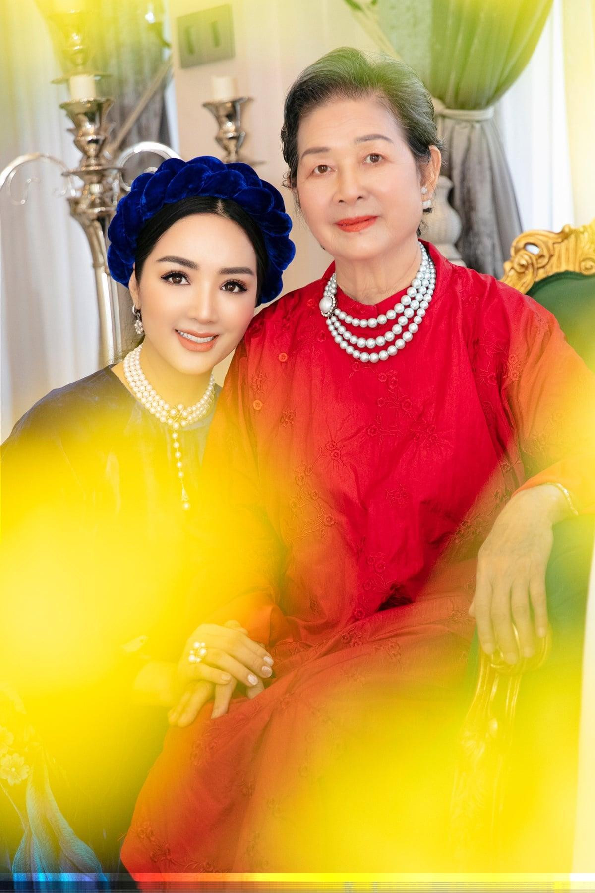 Mẹ của Hoa hậu Giáng My gây ấn tượng với nhan sắc sang trọng, đài các.
