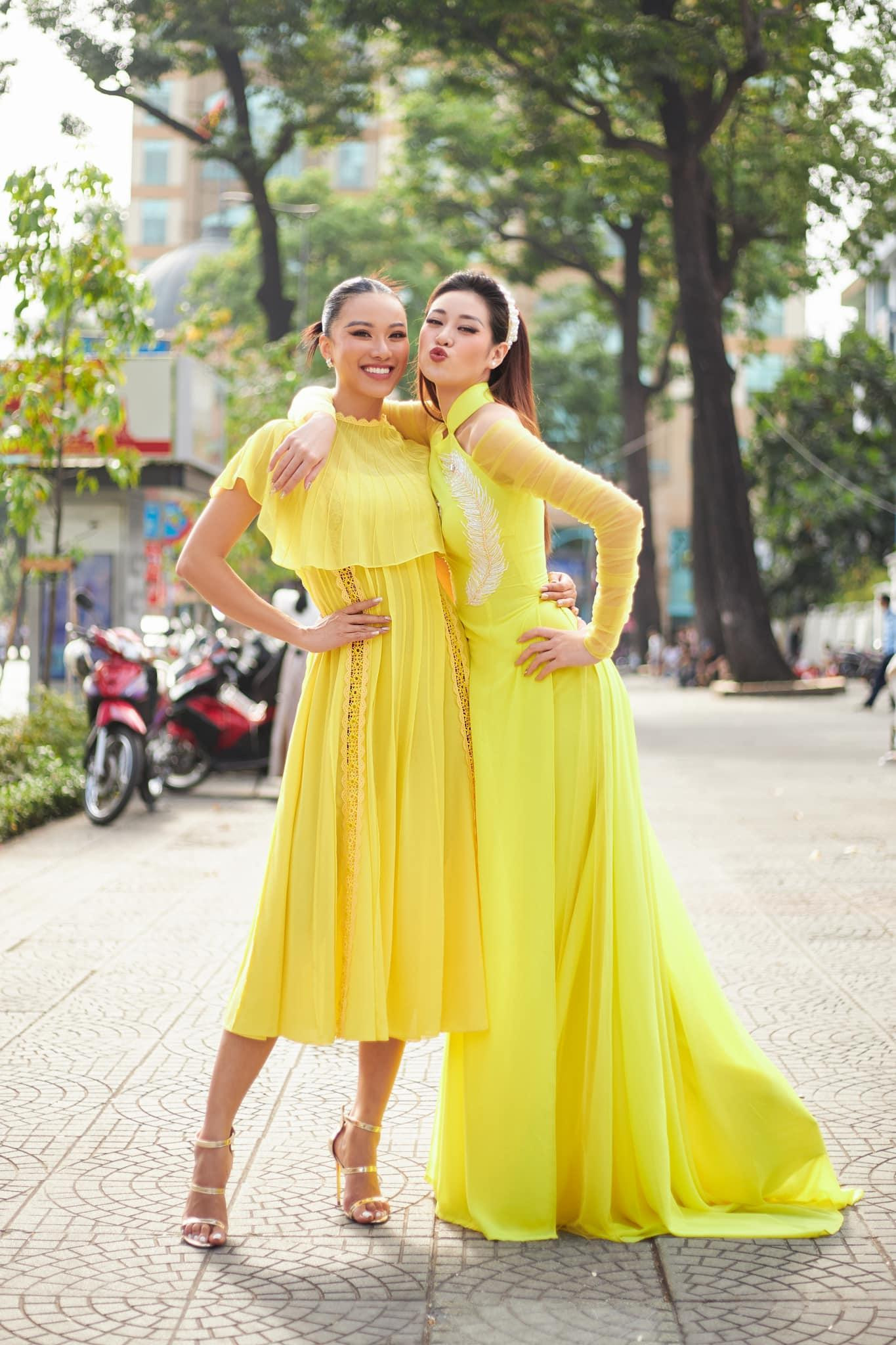 Hoa hậu Khánh Vân, Á hậu Kim Duyên khoe dáng nổi bật trên phố với trang phục tông màu vàng rực rỡ.
