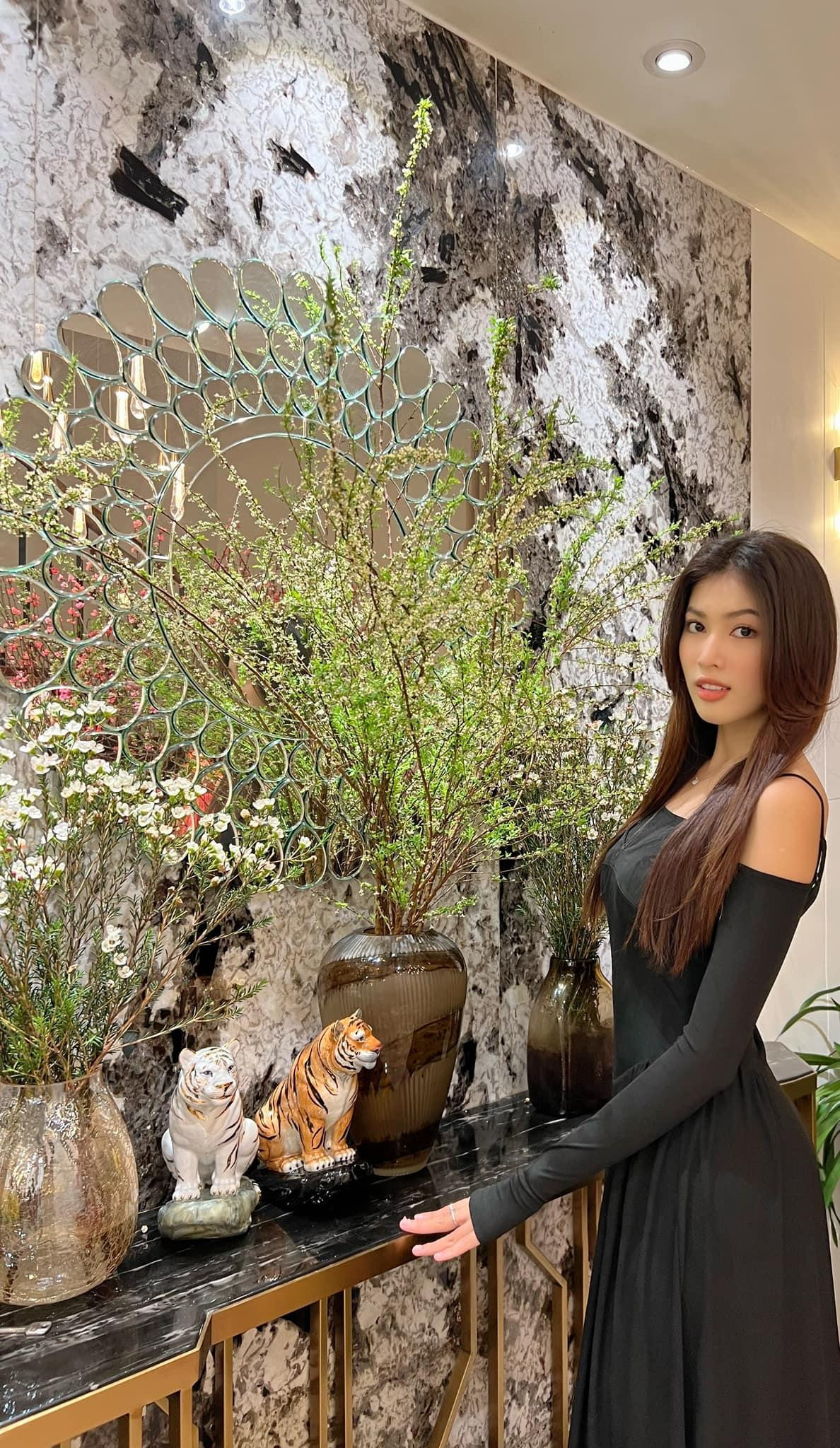 Á hậu Ngọc Thảo trễ nải vai trần quyến rũ.