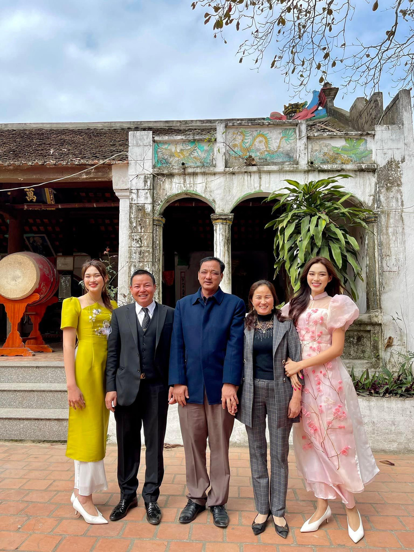 Hoa hậu Đỗ Thị Hà diện áo dài khi du Xuân cùng gia đình trong ngày mùng 1 Tết.