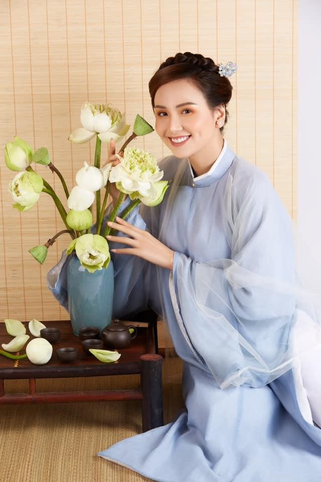 Hoa hậu Diễm Hương đẹp nền nã, duyên dáng với áo dài cách tân dịp đầu năm.