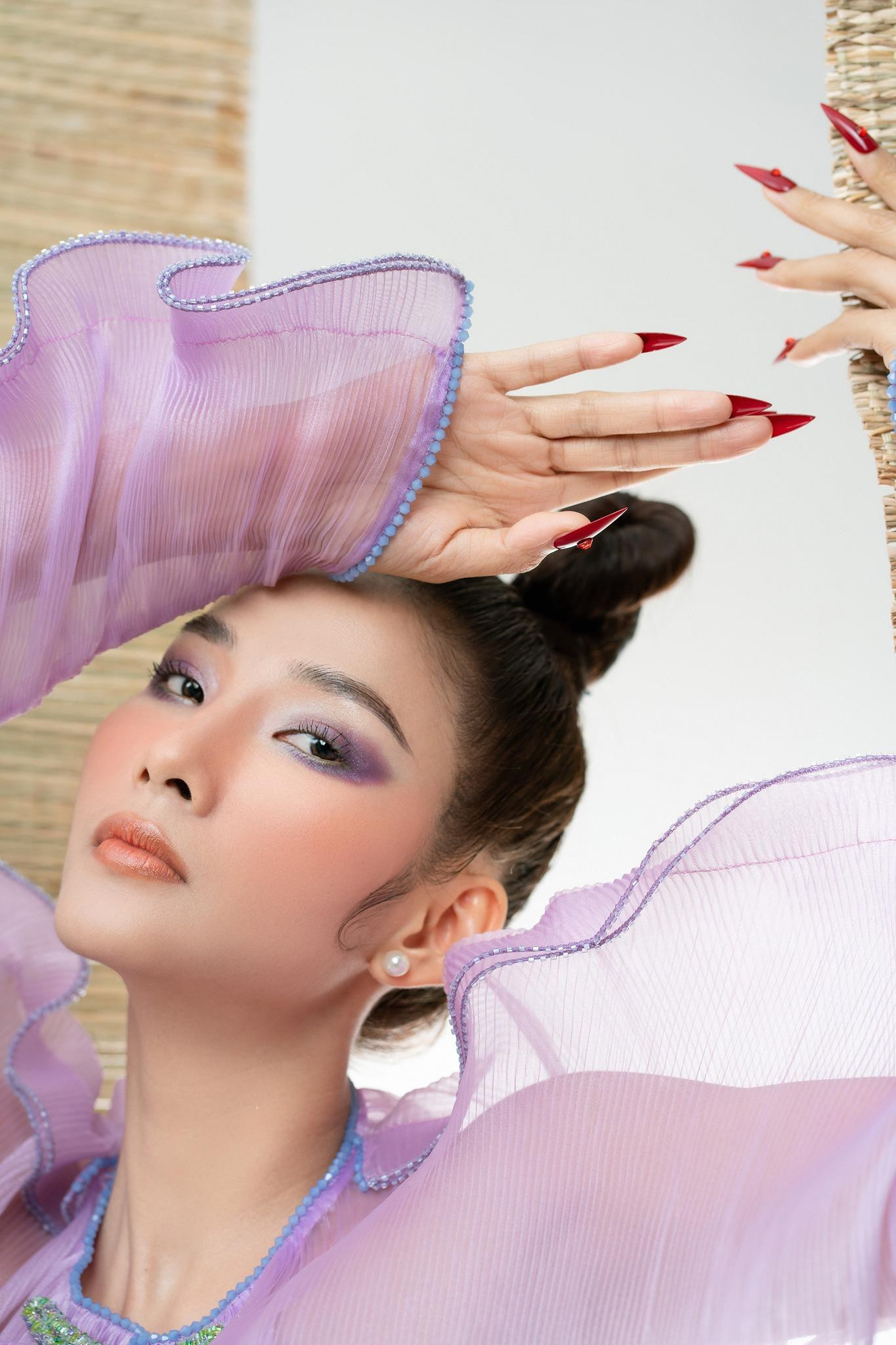 Phong cách trang điểm, làm tóc cầu kỳ và lộng lẫy biến Hoàng Thùy xinh đẹp cuốn hút tựa 'mỹ nhân cổ trang'.