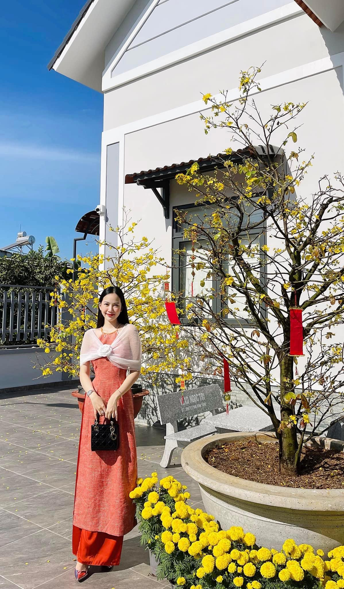 Người đẹp Top 5 HHVN 2020 Phương Quỳnh xinh đẹp, yêu kiều với áo dài cách tân có kiểu dáng đẹp mắt.