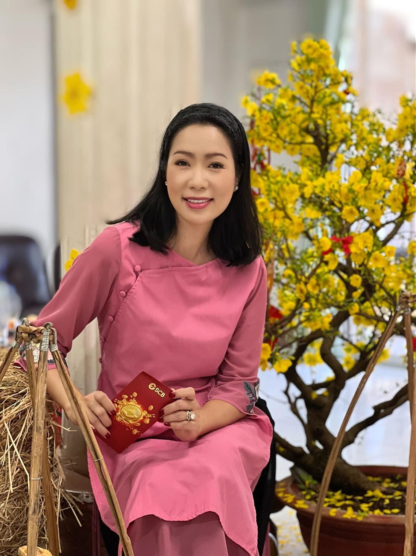 Á hậu Trịnh Kim Chi diện áo dài hồng khi đi lễ chùa đầu năm.