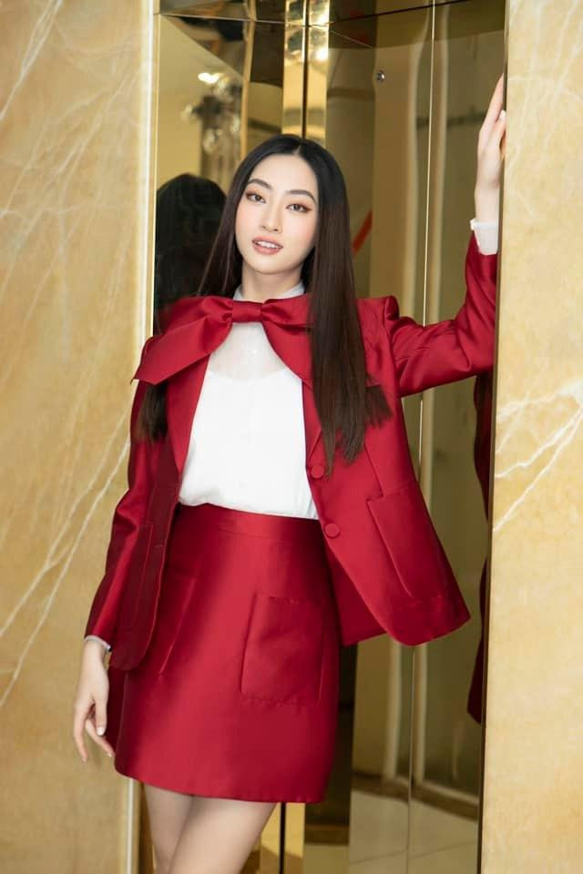 Hoa hậu Lương Thuỳ Linh xinh đẹp trong bộ váy tông màu đỏ nổi bật. Hoa hậu Lương Thuỳ Linh xinh đẹp trong bộ váy tông màu đỏ nổi bật.