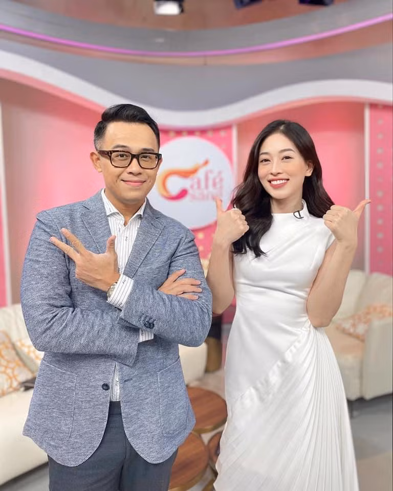 Á hậu Phương Nga hội ngộ MC Đức Bảo trong ngày đi làm đầu năm mới.