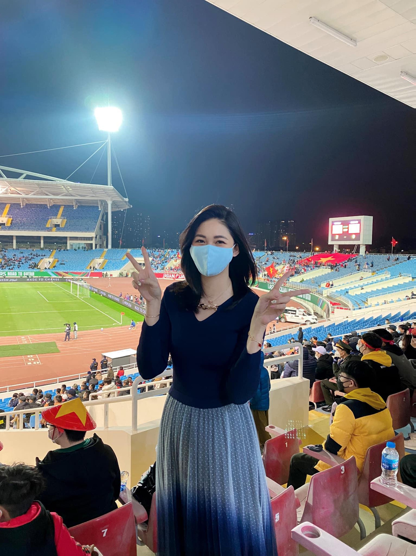 Á hậu Thanh Tú hào hứng ra sân cổ vũ đội tuyển Việt Nam trong ngày đầu năm mới.