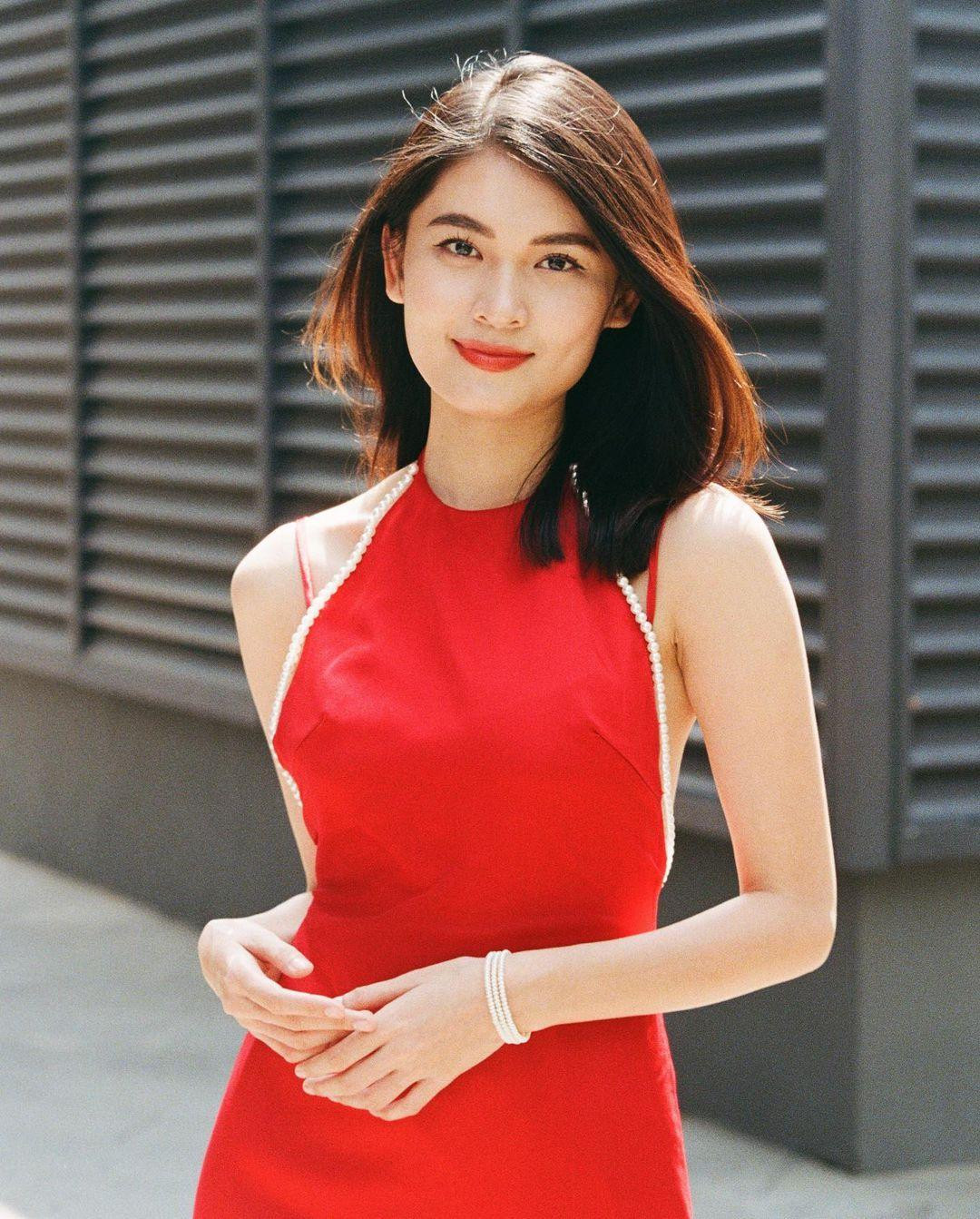 Ngày đầu năm mới Nhâm Dần, Á hậu Thuỳ Dung diện váy đỏ rực kiểu cổ yếm khoe trọn vai trần quyến rũ.