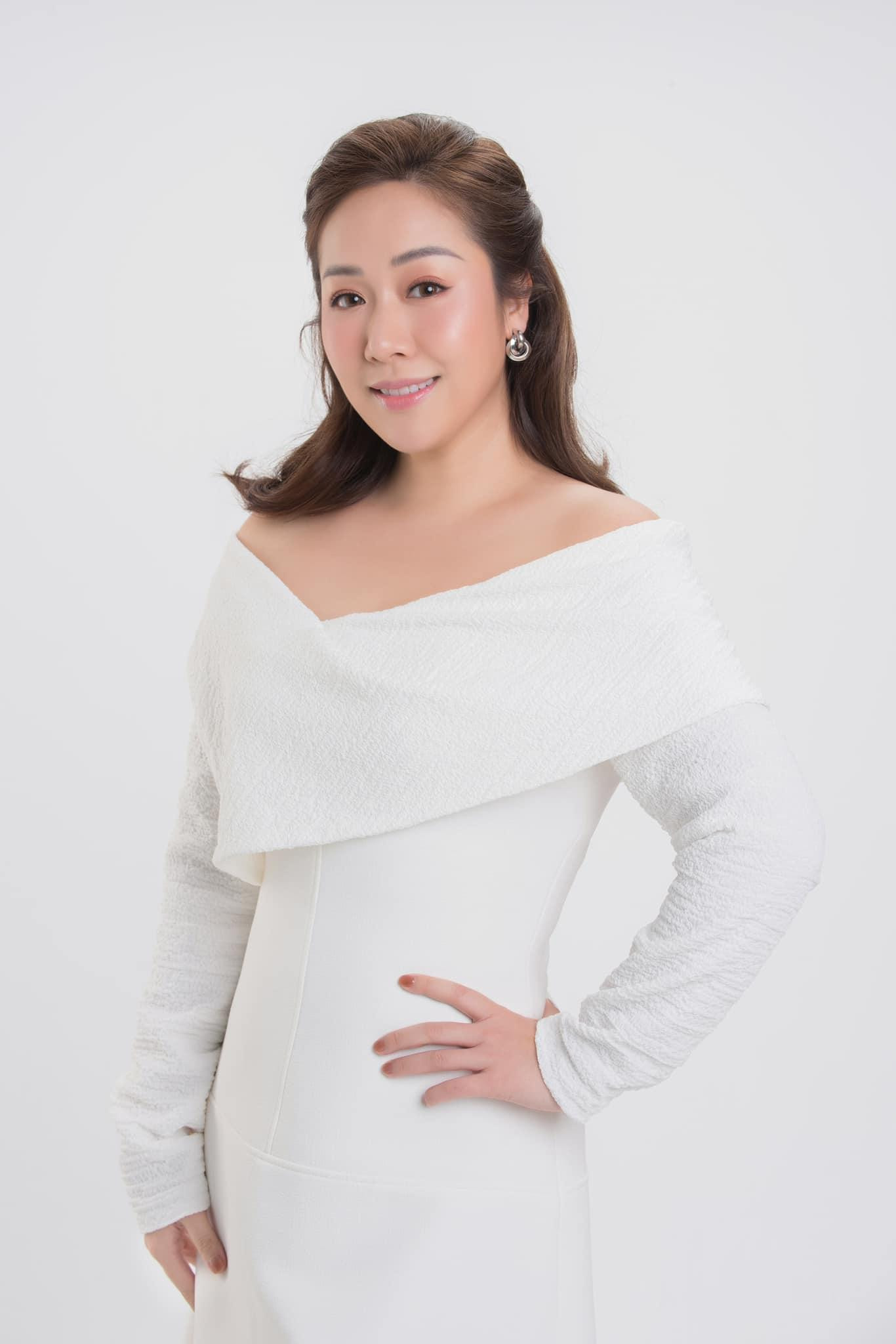 Hoa hậu Ngô Phương Lan diện váy trắng trễ vai duyên dáng, thanh lịch. Hoa hậu Ngô Phương Lan diện váy trắng trễ vai duyên dáng, thanh lịch.