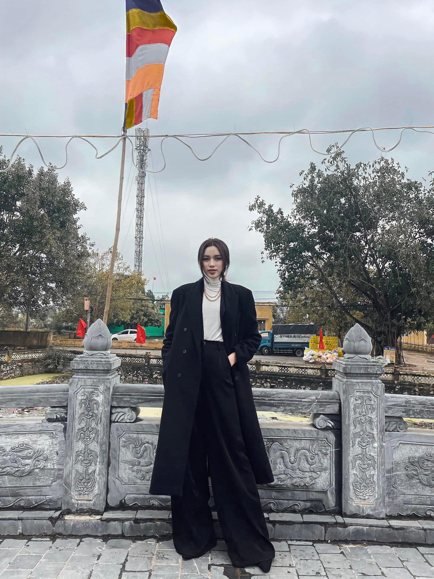 Hoa hậu Đỗ Thị Hà diện trang phục 'kín cổng cao tường' đi du Xuân giữa tiết trời rét buốt của miền Bắc, đẹp như fashionista xuống phố.