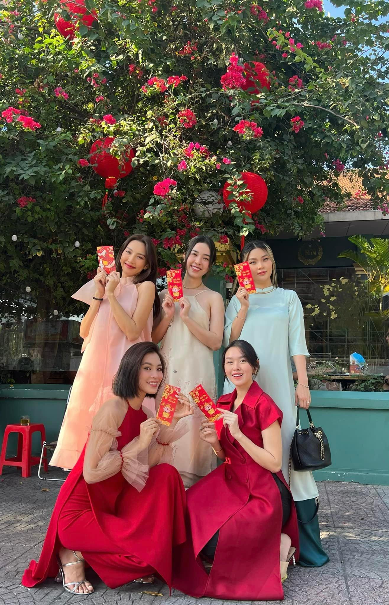 Các người đẹp ai cũng vô cùng háo hức khi được nhận lì xì trong ngày đầu năm mới.