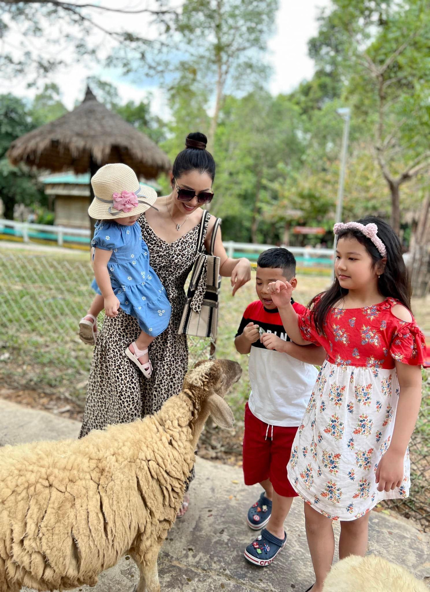 Hoa hậu Jennifer Phạm và các con đi du lịch dịp đầu năm.