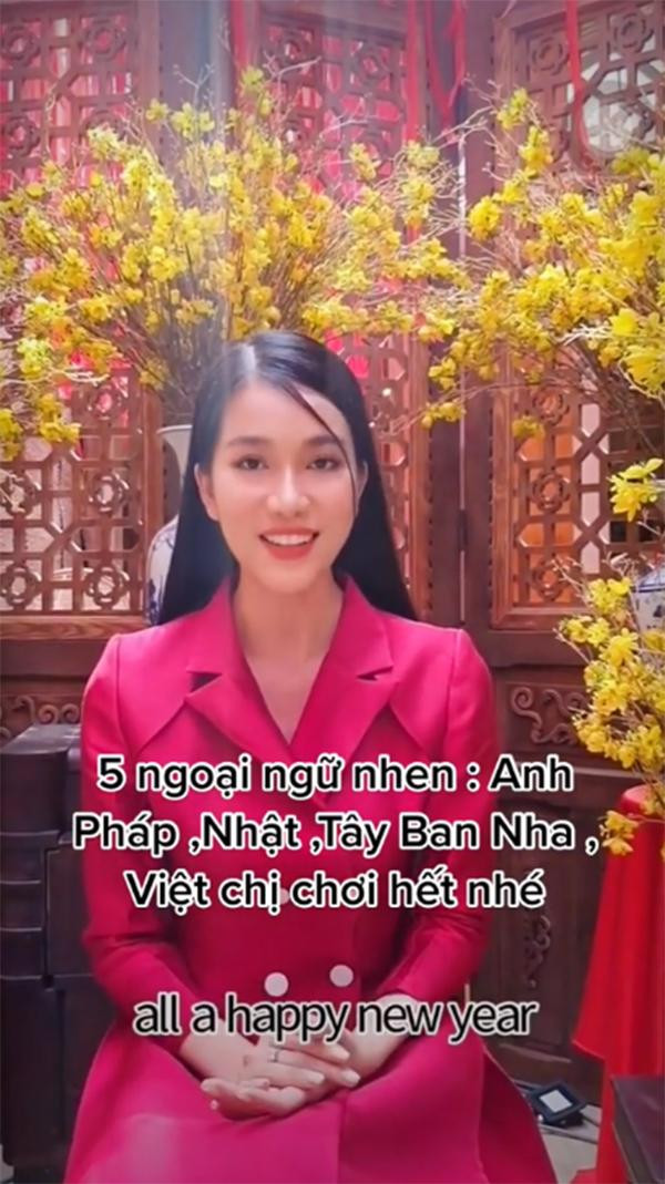 Á hậu Phương Anh gây chú ý khi chúc Tết bằng nhiều thứ tiếng.