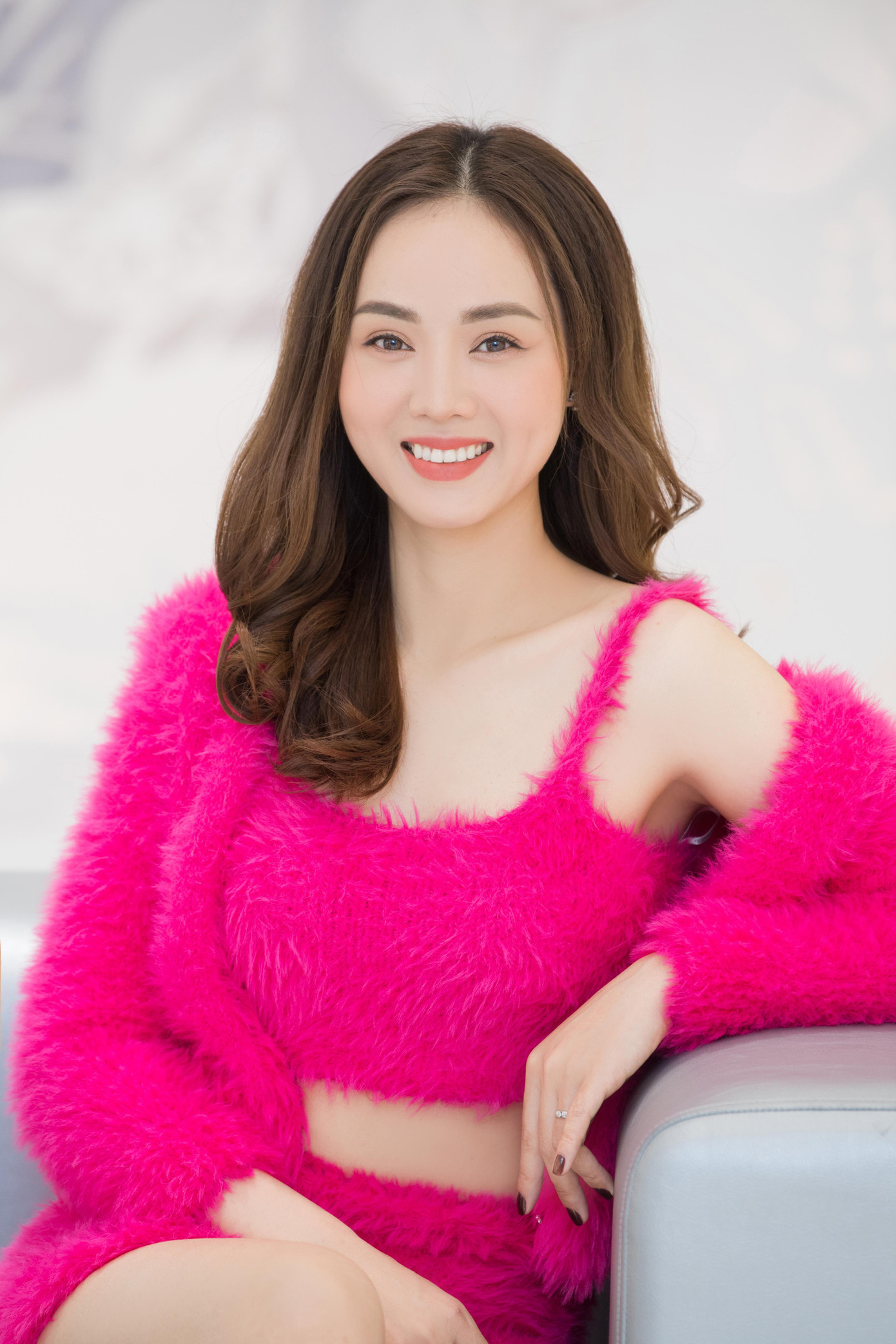 Người đẹp chọn trang phục có thiết kế lông vũ lạ mắt, tông màu hồng rực rỡ, khoe trọn nhan sắc tươi trẻ và quyến rũ.