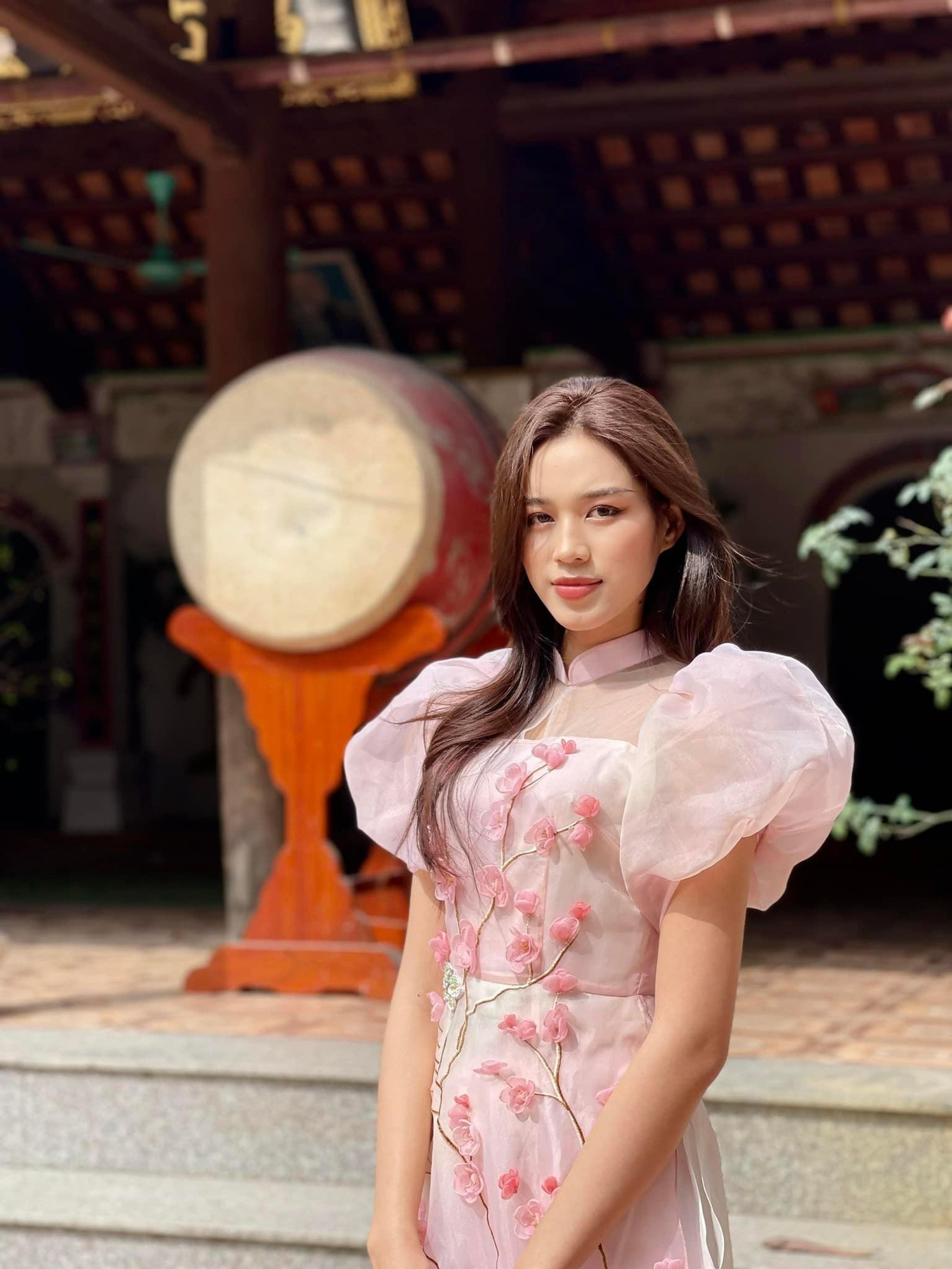 Thiết kế với kiểu dáng tay bồng mang lại nét thanh xuân kiều diễm cho người đẹp xứ Thanh.