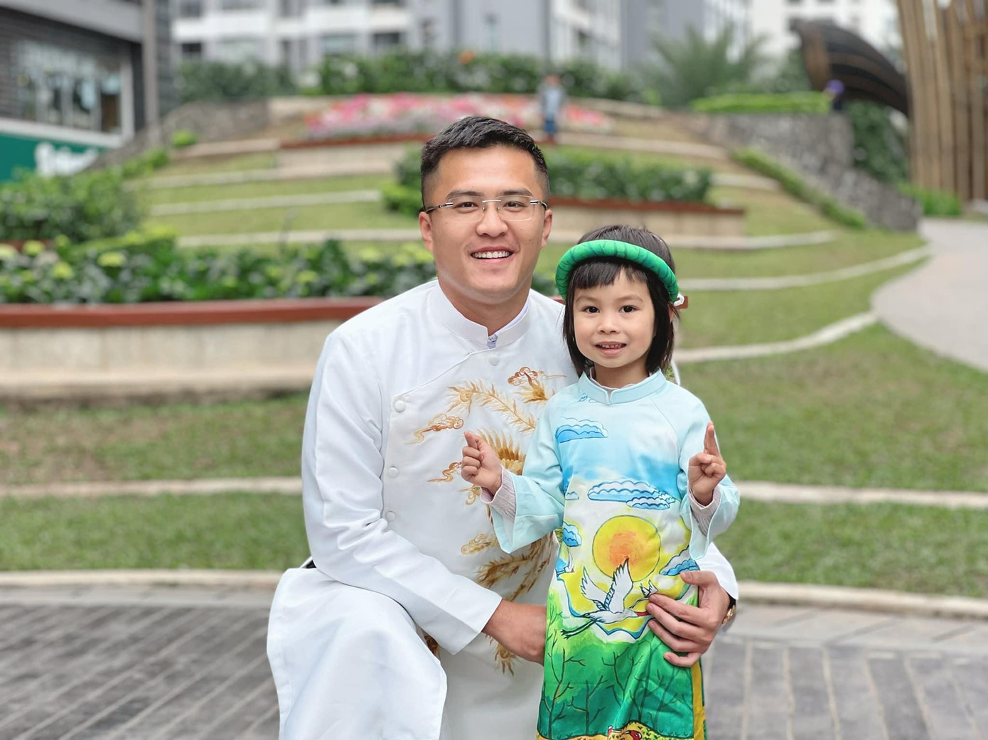 Khi nhận xét về người đàn ông bên cạnh mình hiện tại, Ngọc Hân cho biết cô bị ấn tượng bởi sự thông minh, hóm hỉnh của anh.