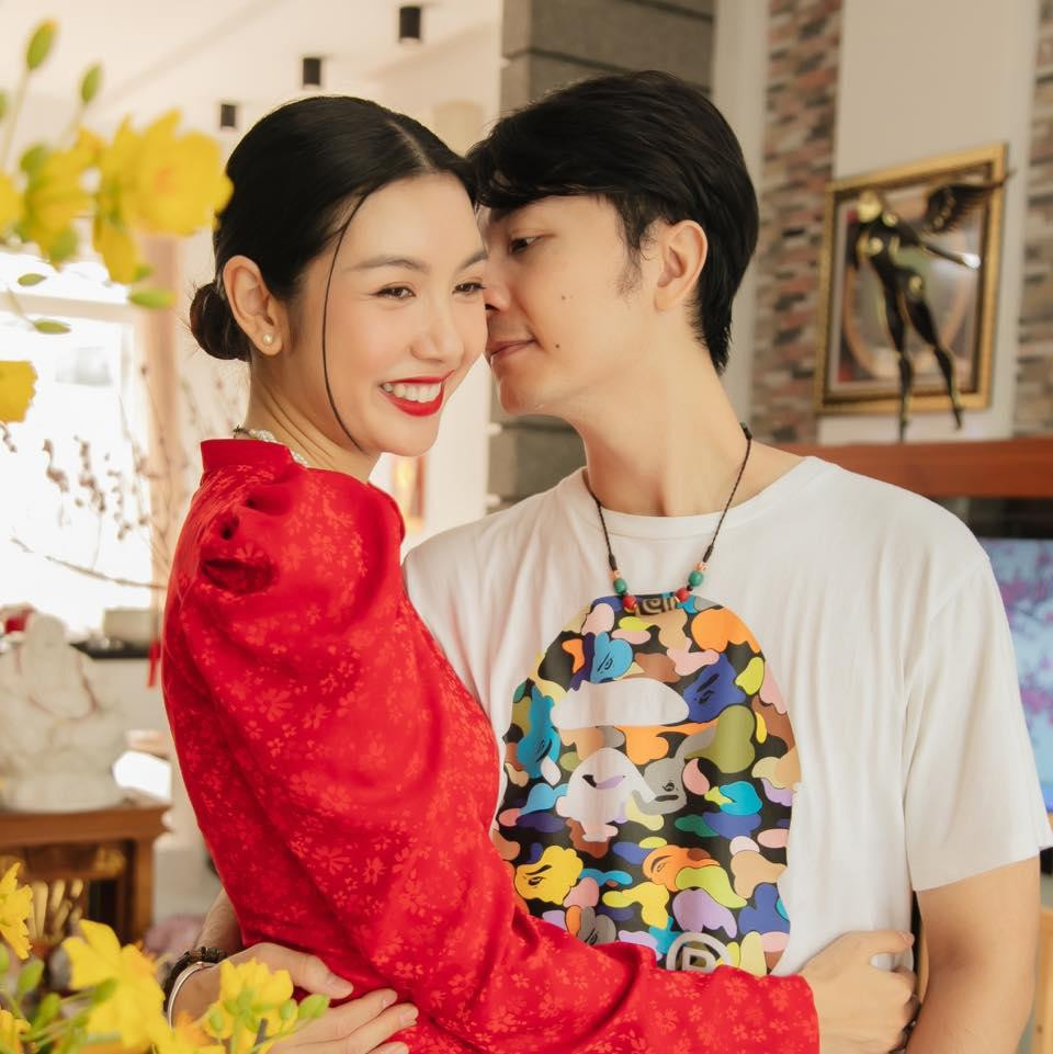 Á hậu Thuý Vân tình tứ bên ông xã khi quây quần ngày Tết. Á hậu Thuý Vân tình tứ bên ông xã khi quây quần ngày Tết.