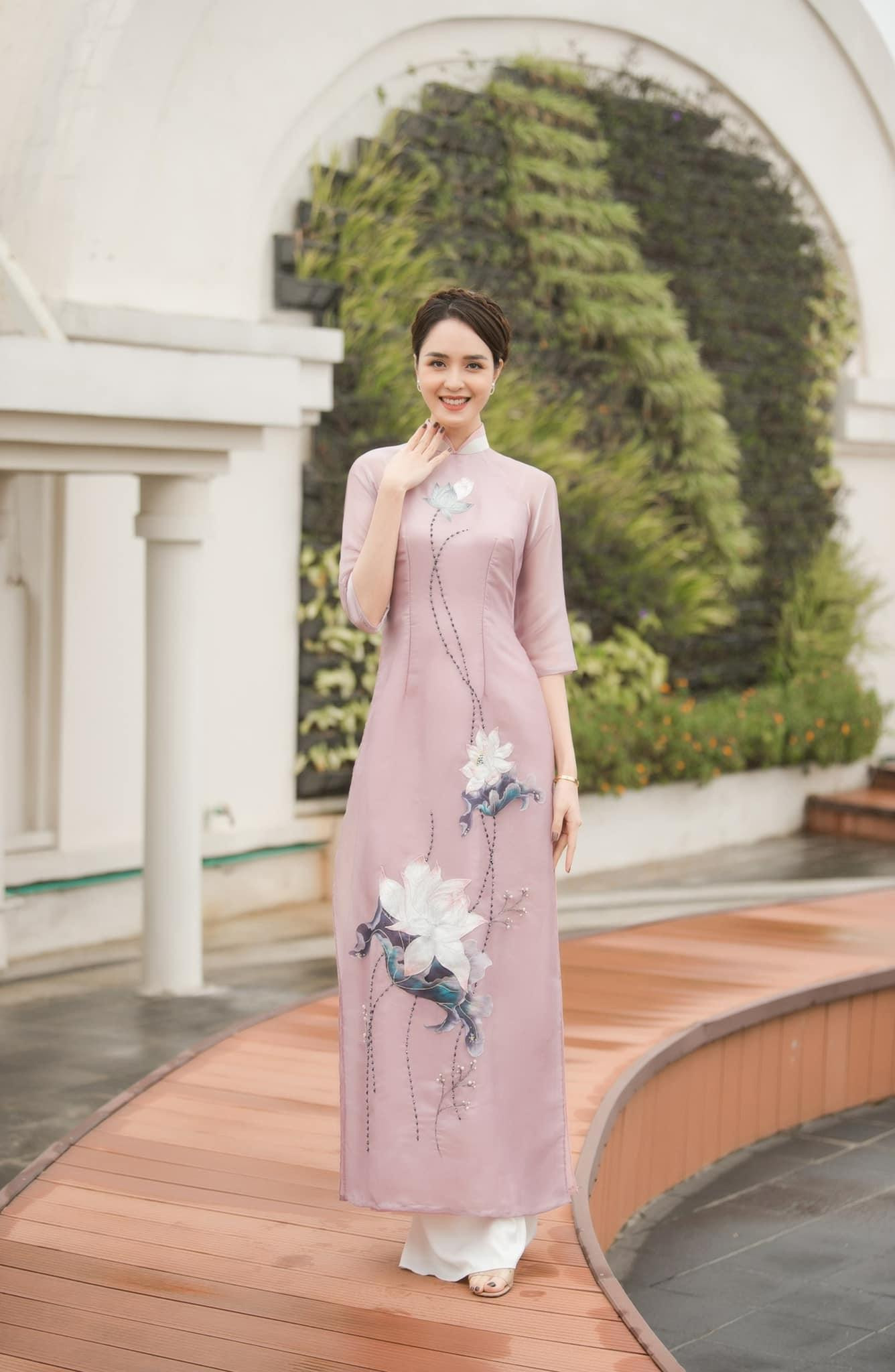 Mặc dù đã trải qua hai lần sinh nở nhưng Á hậu Việt Nam 2012 vẫn giữ được vóc dáng thon thả đáng ngưỡng mộ. Mặc dù đã trải qua hai lần sinh nở nhưng Á hậu Việt Nam 2012 vẫn giữ được vóc dáng thon thả đáng ngưỡng mộ.