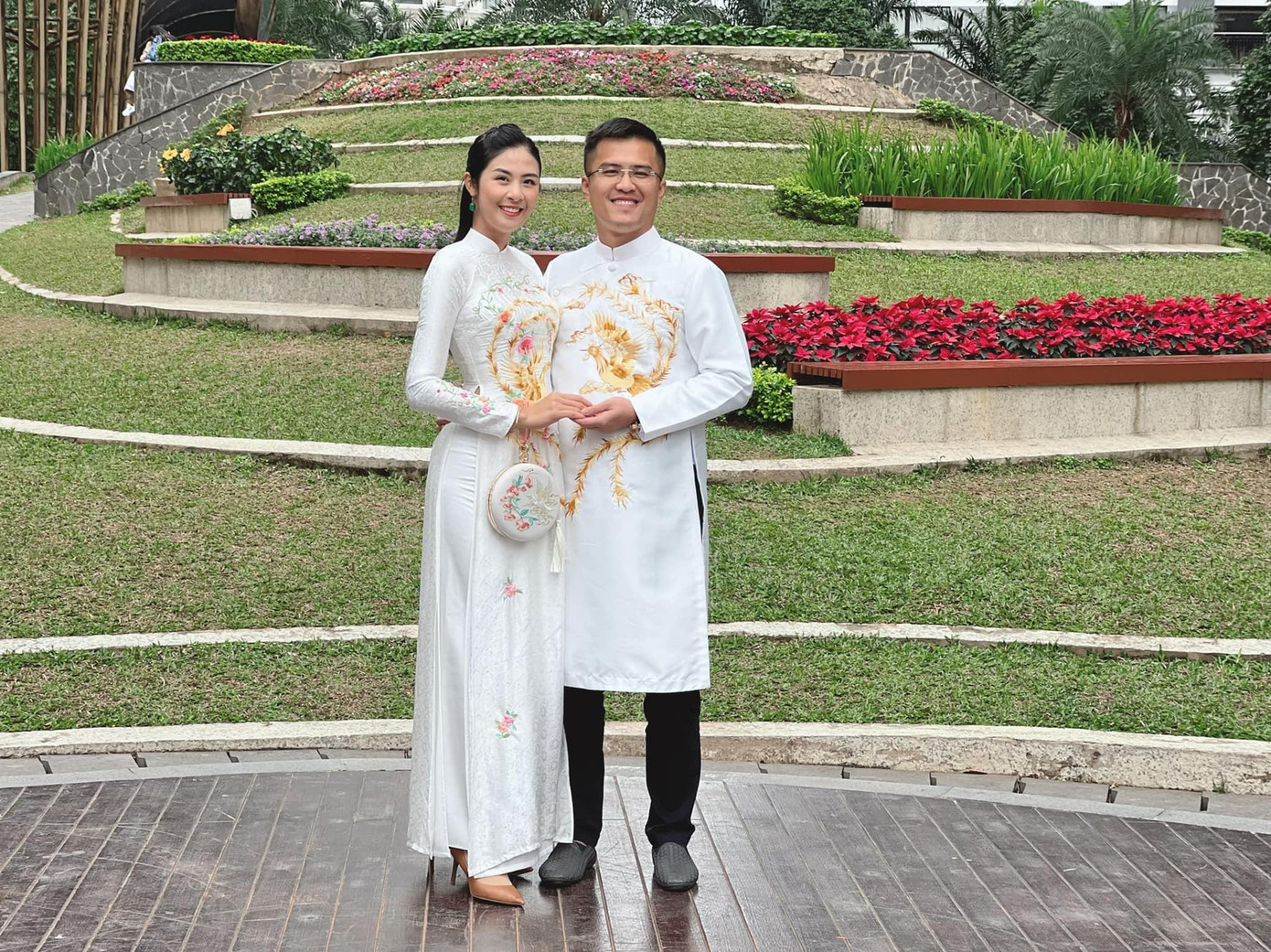 Theo truyền thống, ngày đầu năm mới Hoa hậu Ngọc Hân và ông xã cùng diện áo dài để đi chúc Tết gia đình họ hàng hai bên.