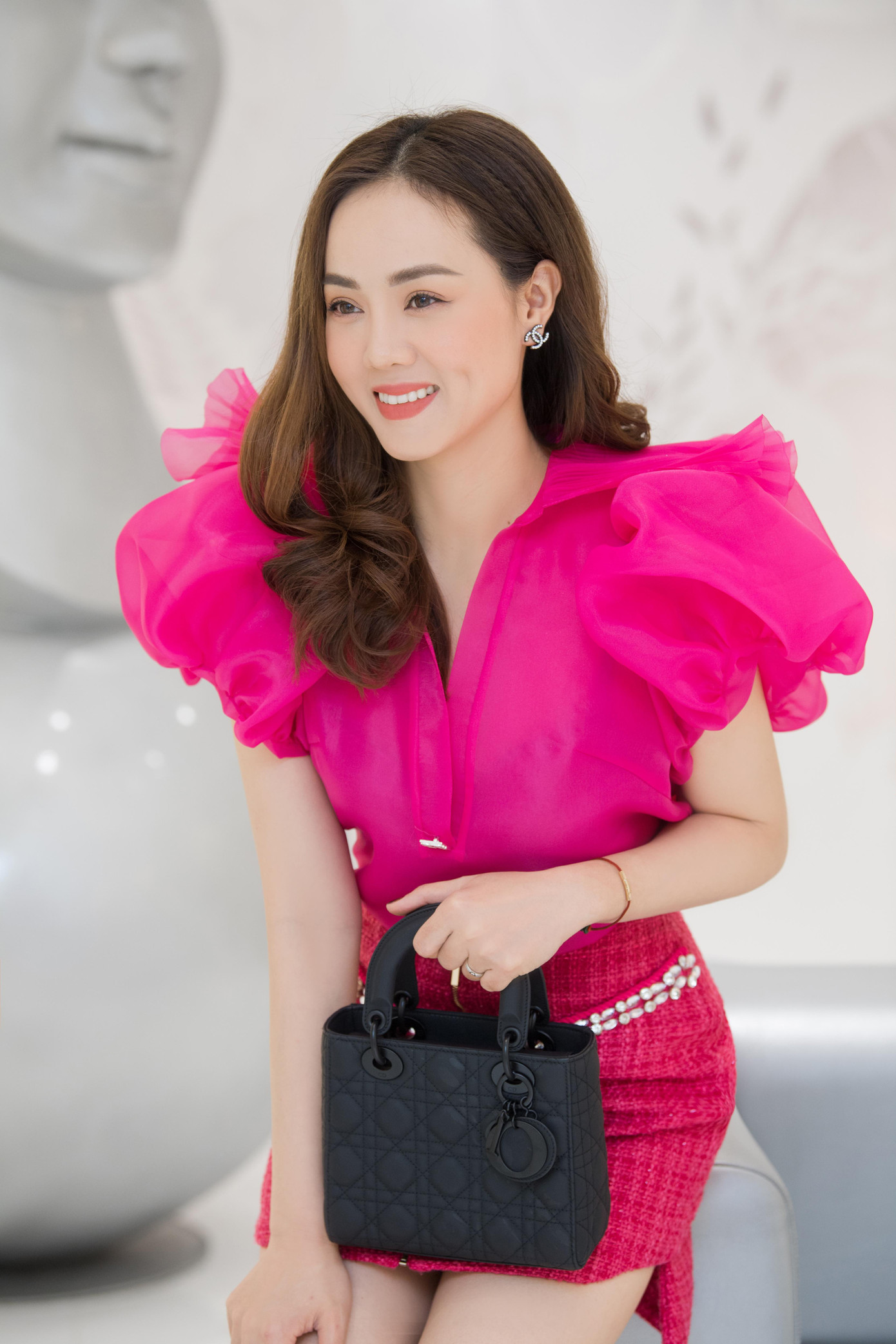 Là một người yêu thời trang nên Ngọc Hà cũng sở hữu nhiều bộ cánh ấn tượng và những phụ kiện hàng hiệu đắt tiền.