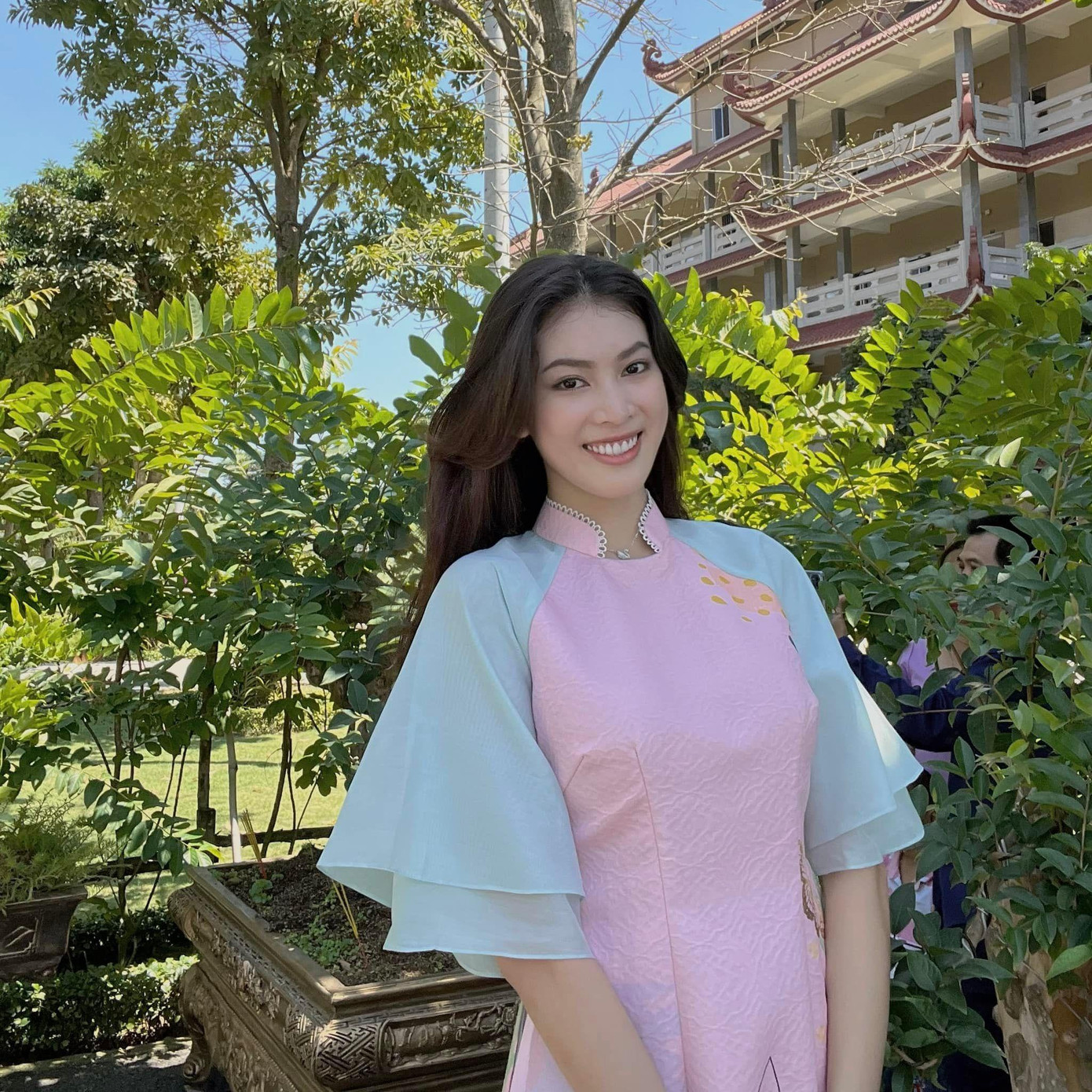 Á hậu Ngọc Thảo mặc áo dài cách tân với hai gam màu hồng và xanh pastel.