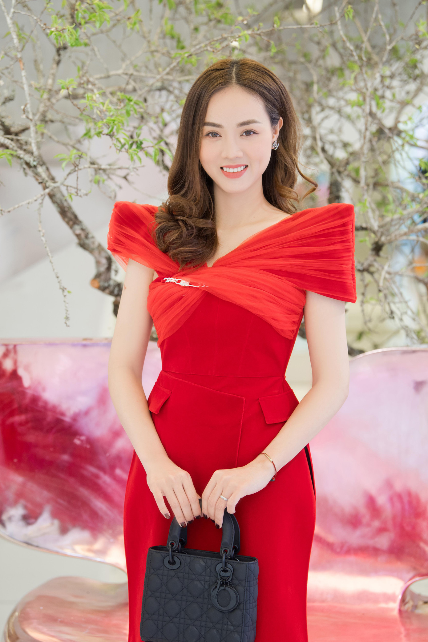 Mặc dù trải qua một năm có nhiều chuyện buồn nhưng Ngọc Hà vẫn giữ tinh thần lạc quan, tin tưởng năm Nhâm Dần sắp tới sẽ mang tới yên bình và niềm vui cho mình cũng như mọi người.