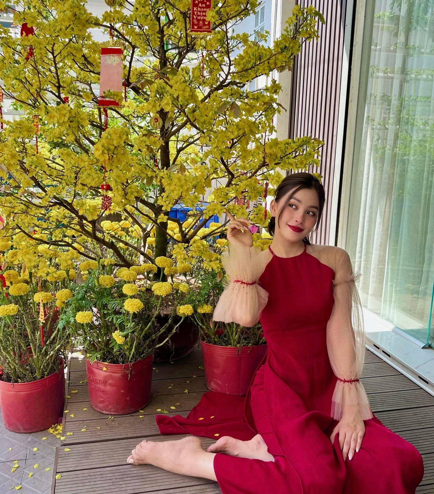 Hoa hậu Tiểu Vy diện áo dài cách điệu với phần tay bồng dễ thương.