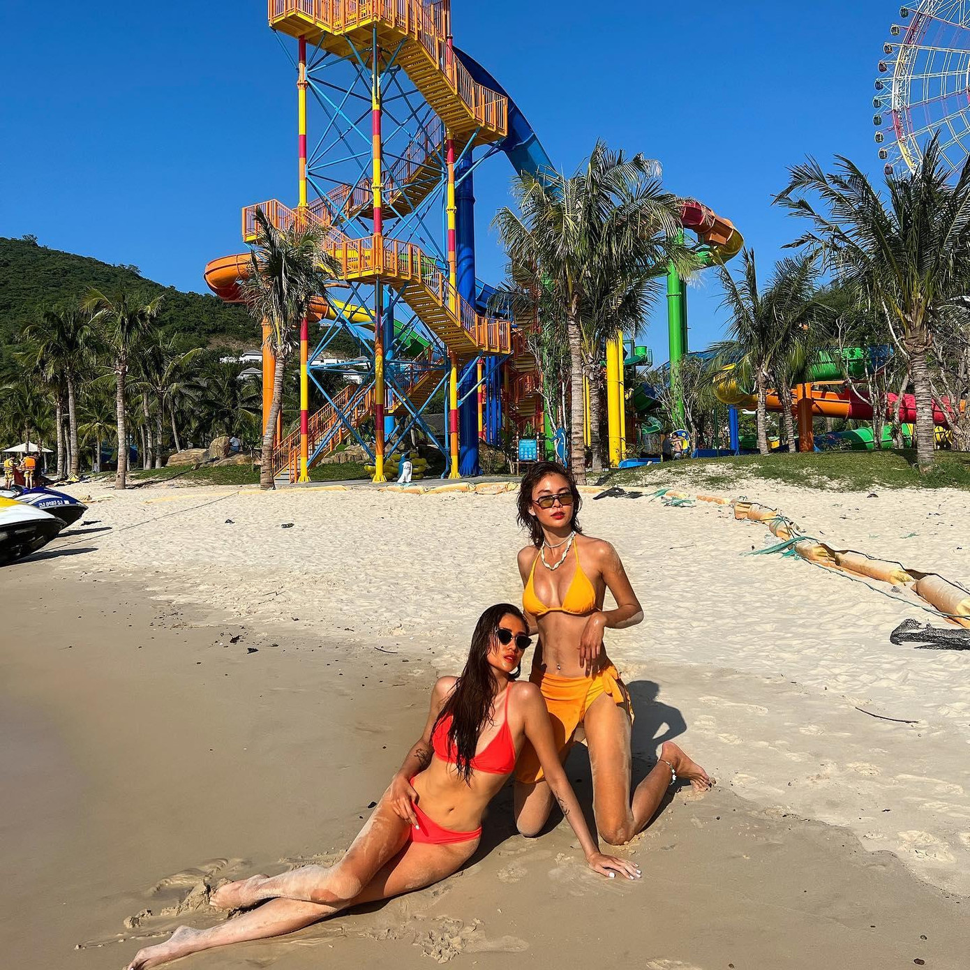 Hai người đẹp cùng diện bikini rực rỡ sắc màu, khoe trọn vóc dáng săn chắc và nóng bỏng.