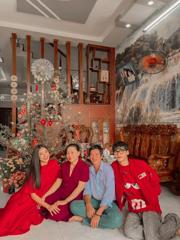 Á hậu Kim Duyên diện áo dài đỏ rực rỡ bên gia đình trong ngày đầu năm mới.