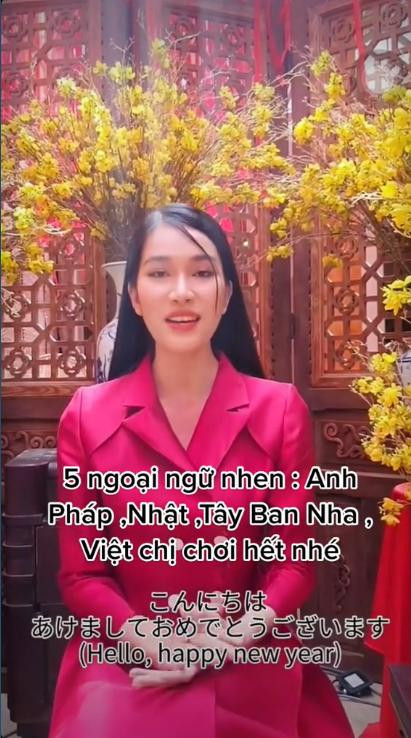Á hậu Phương Anh gây chú ý khi chúc Tết bằng nhiều thứ tiếng.