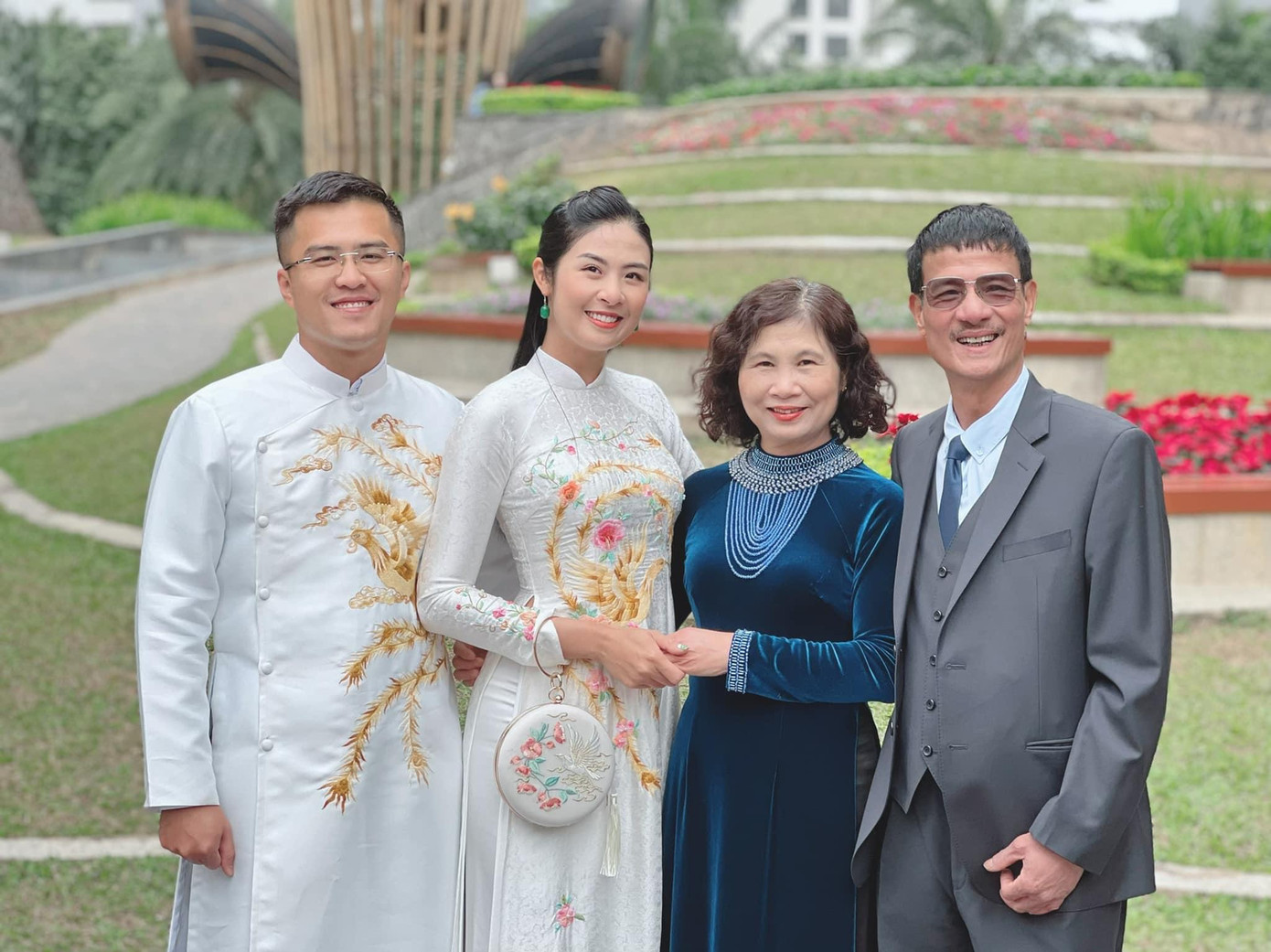 Mặc dù công việc rất bận rộn nhưng năm nào Ngọc Hân cùng hôn phu cũng dành thời gian để đón cái Tết truyền thống đầm ấm cùng gia đình.