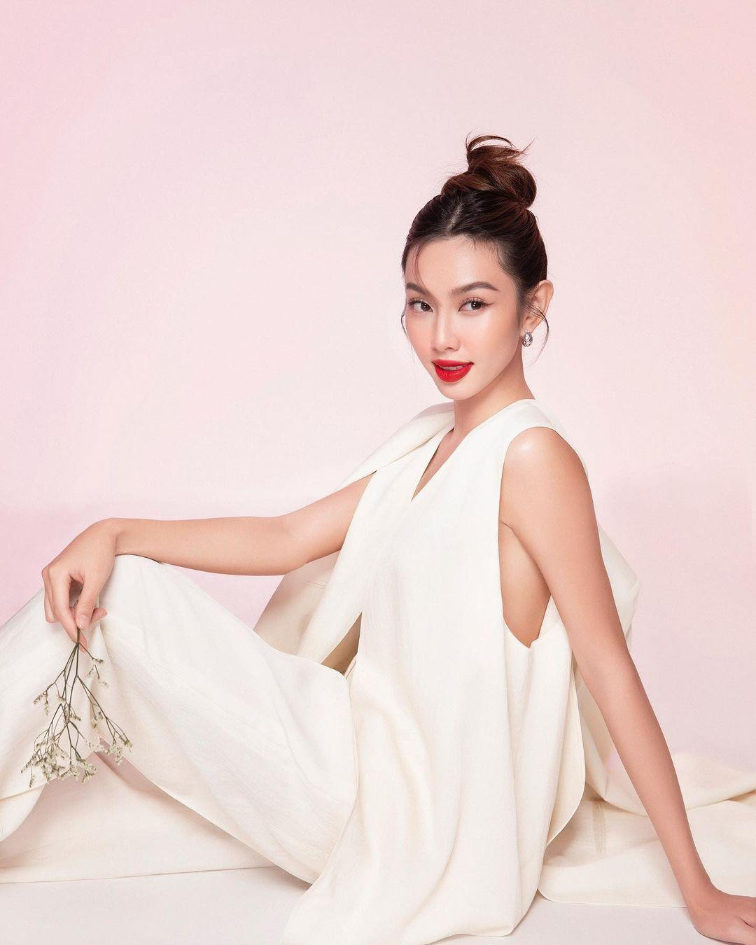 Mặc dù mới chỉ đăng quang được hơn 2 tháng nhưng Hoa hậu Thuỳ Tiên tham gia rất nhiều hoạt động dày đặc, đặc biệt là trong dịp Tết Nguyên Đán vừa qua. Mặc dù mới chỉ đăng quang được hơn 2 tháng nhưng Hoa hậu Thuỳ Tiên tham gia rất nhiều hoạt động dày đặc, đặc biệt là trong dịp Tết Nguyên Đán vừa qua.