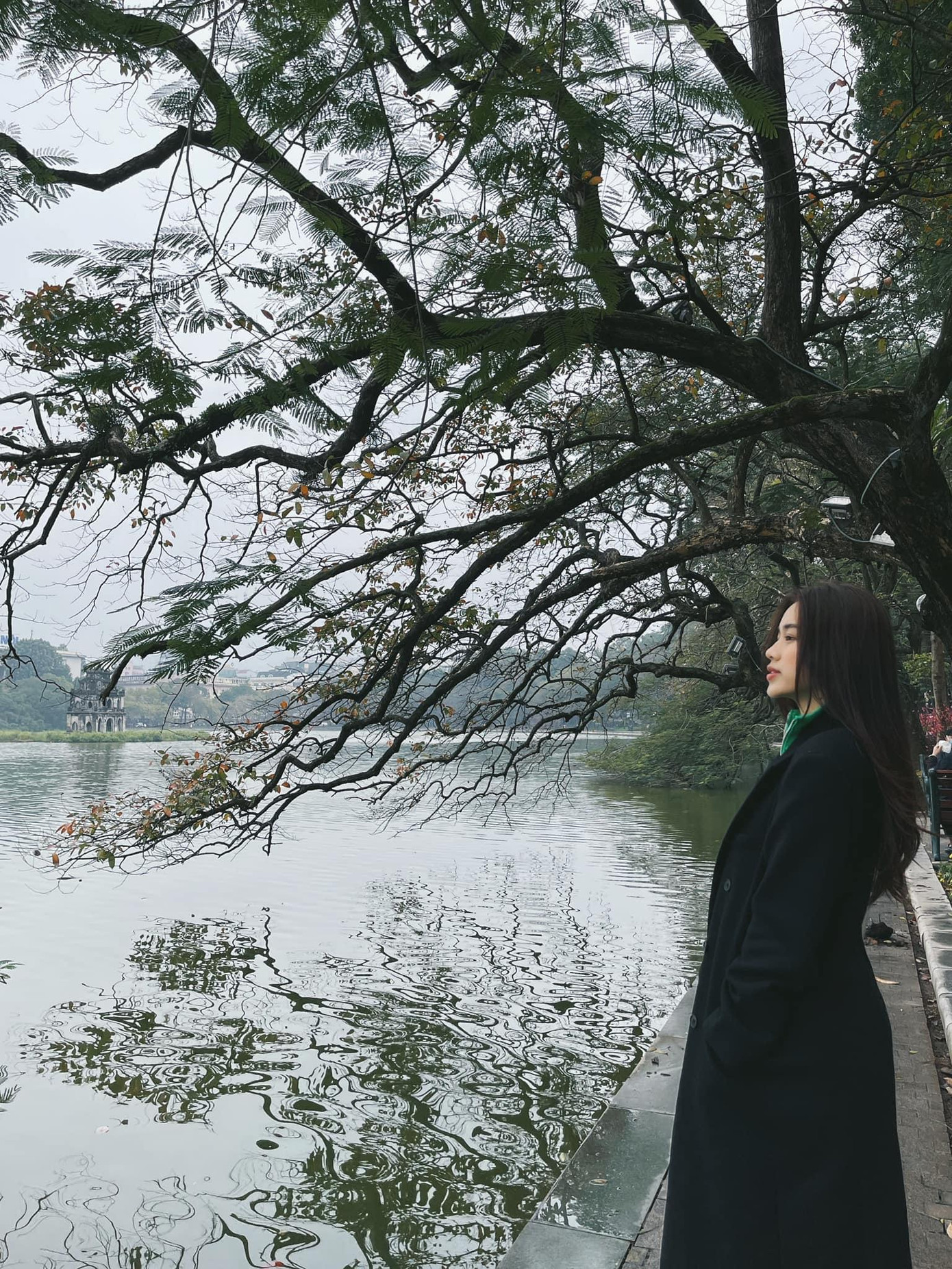 Hoa hậu Đỗ Thị Hà tận hưởng không khí đầu năm bên bờ hồ Gươm.