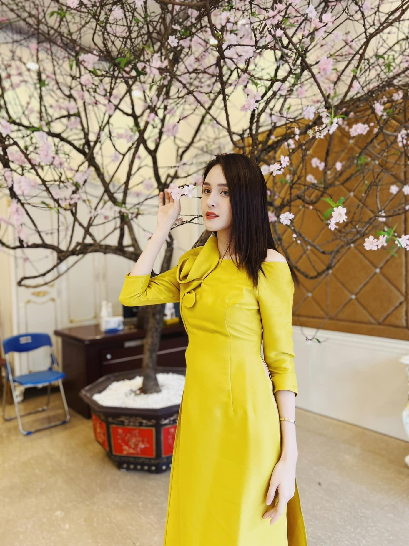 Á hậu Hoàng Anh xinh đẹp, yêu kiều với áo dài tông màu vàng nổi bật.