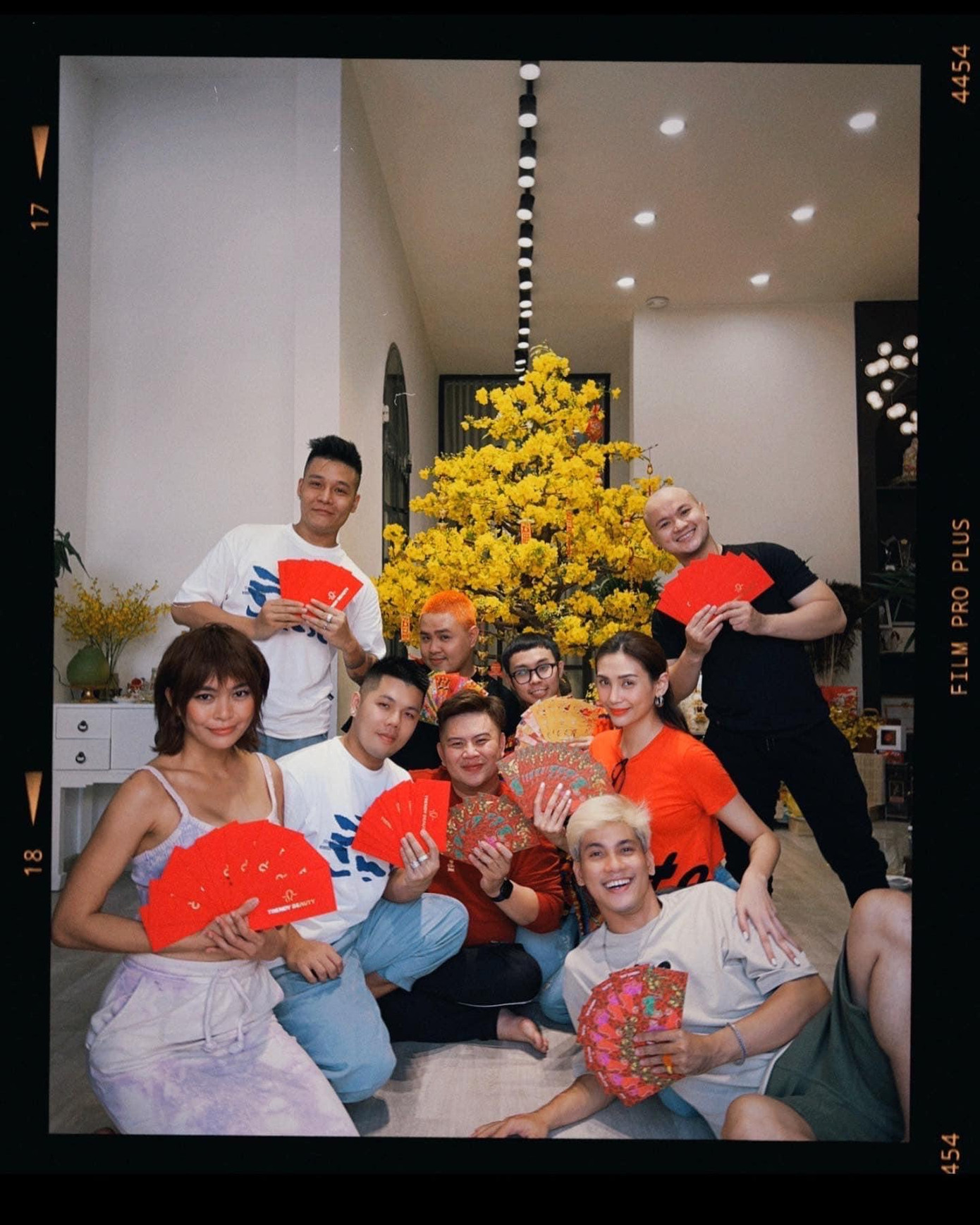 Á hậu Võ Hoàng Yến hội ngộ Á hậu Mâu Thuỷ và những người bạn trong ngày mùng 2 Tết.