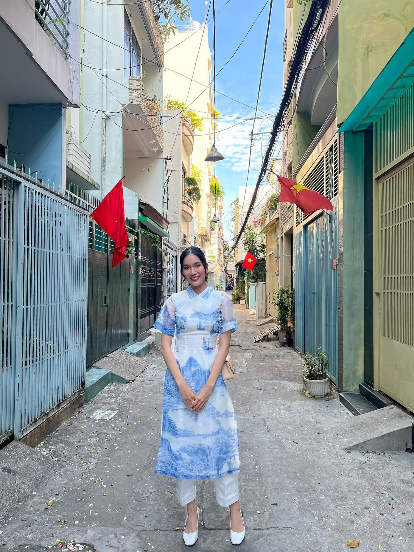 Á hậu Phương Anh diện áo dài hoạ tiết xanh nước biển tạo cảm giác hài hoà, dịu mát trong ngày đầu năm mới.