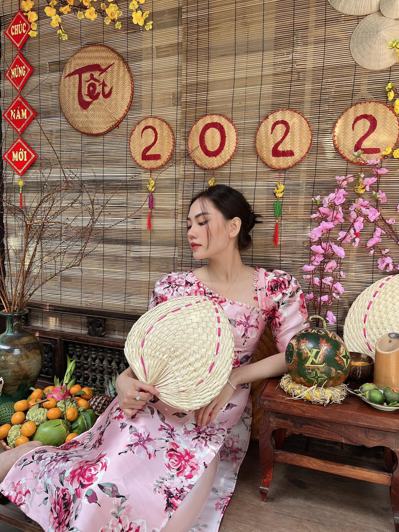 Người đẹp Nhân ái Mai Phương hoá nàng Xuân yêu kiều với bộ áo dài tông màu hồng in hoạ tiết hoa cỏ mùa Xuân.