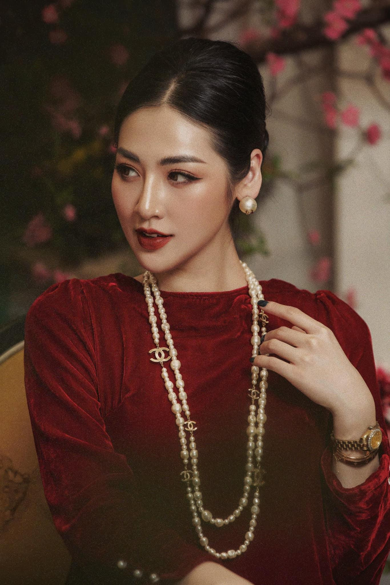 Á hậu Tú Anh hoá quý cô sang chảnh, kiêu sa vào dịp Tết. Á hậu Tú Anh hoá quý cô sang chảnh, kiêu sa vào dịp Tết.